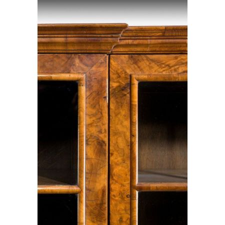 Antiker Nussbaum Bücherschrank original britisch ca 1920