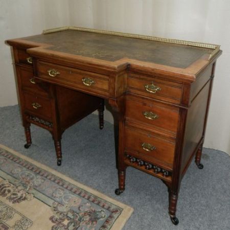 Antiker englischer Nussbaum Schreibtisch ca 1890