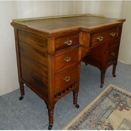 Antiker englischer Nussbaum Schreibtisch ca 1890