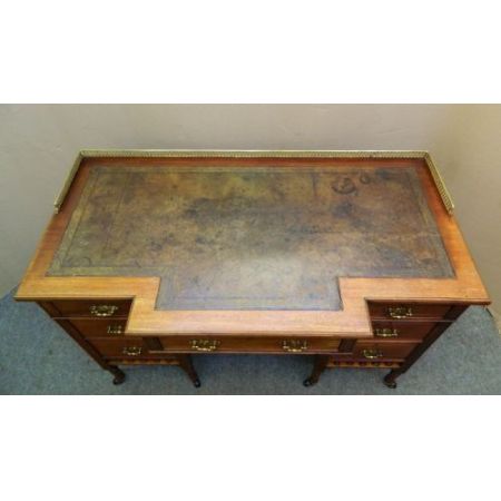 Antiker englischer Nussbaum Schreibtisch ca 1890