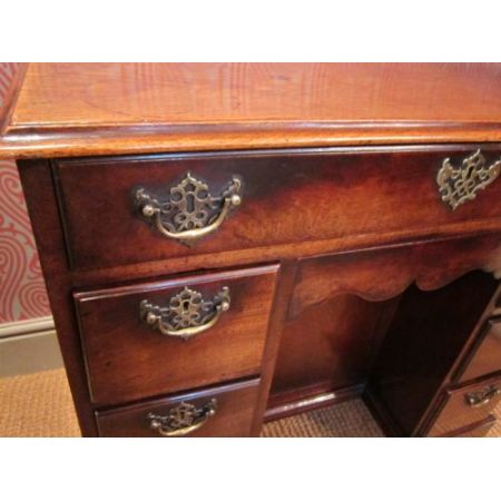 Georgianischer britischer Mahagoni Schreibtisch original antik 1750