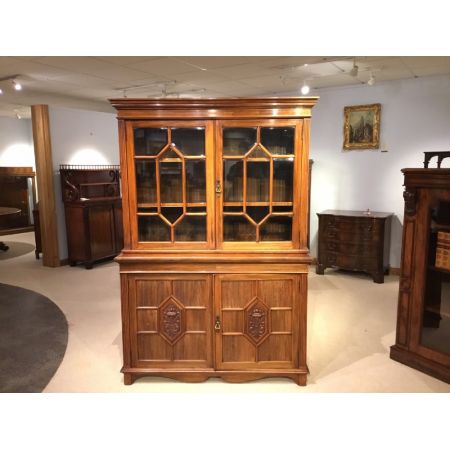 Edwardianischer Nussbaum Bücherschrank britisch antik Maple & Co ca 1910