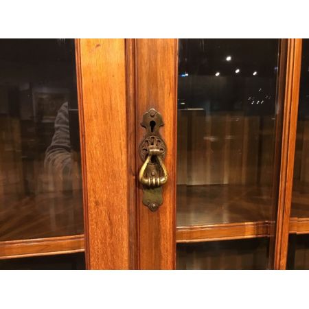 Edwardianischer Nussbaum Bücherschrank britisch antik Maple & Co ca 1910