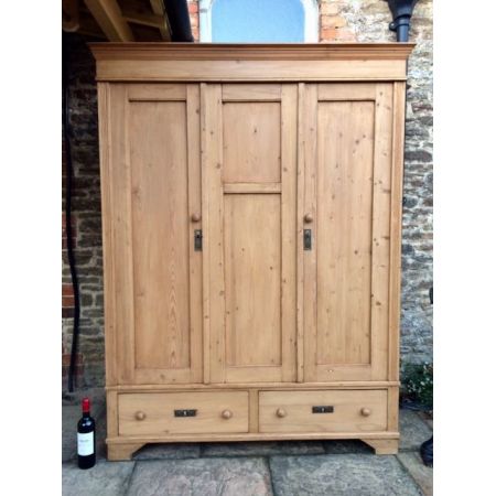 Antiker englischer Kiefern Kleiderschrank Weichholz 1920