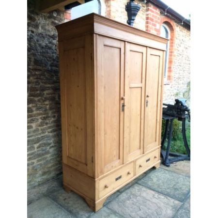Antiker englischer Kiefern Kleiderschrank Weichholz 1920
