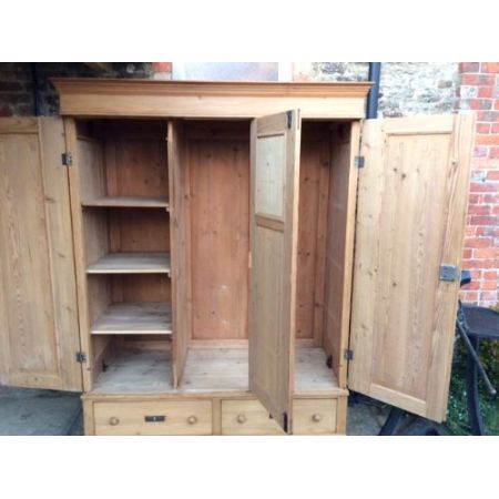 Antiker englischer Kiefern Kleiderschrank Weichholz 1920