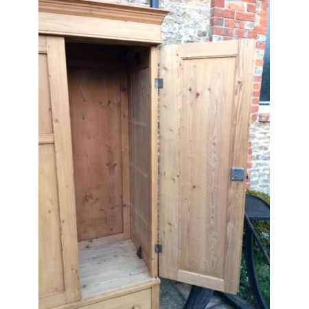 Antiker englischer Kiefern Kleiderschrank Weichholz 1920