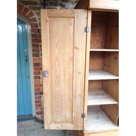 Antiker englischer Kiefern Kleiderschrank Weichholz 1920