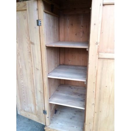 Antiker englischer Kiefern Kleiderschrank Weichholz 1920