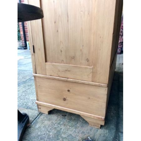 Antiker englischer Kiefern Kleiderschrank Weichholz 1920
