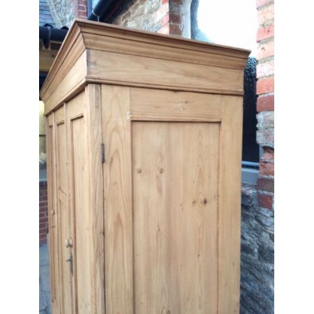 Antiker englischer Kiefern Kleiderschrank Weichholz 1920