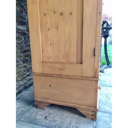 Antiker englischer Kiefern Kleiderschrank Weichholz 1920