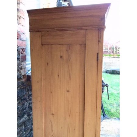 Antiker englischer Kiefern Kleiderschrank Weichholz 1920