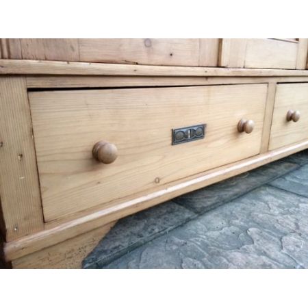 Antiker englischer Kiefern Kleiderschrank Weichholz 1920