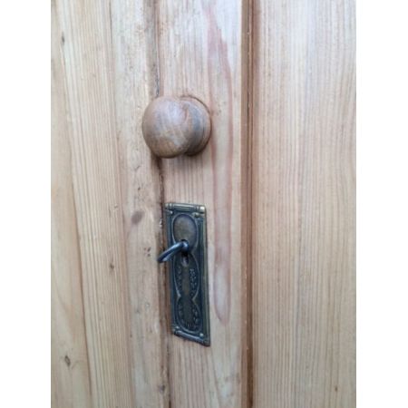 Antiker englischer Kiefern Kleiderschrank Weichholz 1920