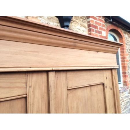 Antiker englischer Kiefern Kleiderschrank Weichholz 1920