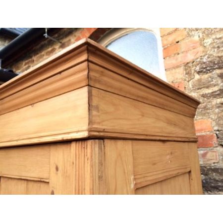 Antiker englischer Kiefern Kleiderschrank Weichholz 1920