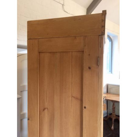 Antiker englischer Kiefern Kleiderschrank Weichholz 1920