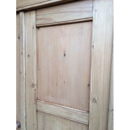 Antiker englischer Kiefern Kleiderschrank Weichholz 1920