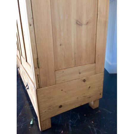 Antiker englischer Kiefern Kleiderschrank Weichholz 1920