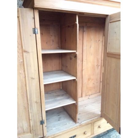 Antiker englischer Kiefern Kleiderschrank Weichholz 1920