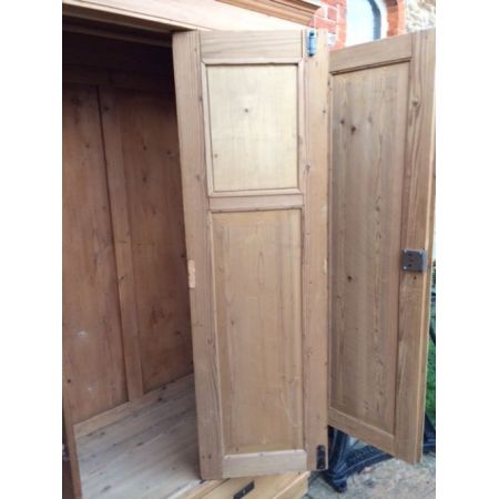 Antiker englischer Kiefern Kleiderschrank Weichholz 1920