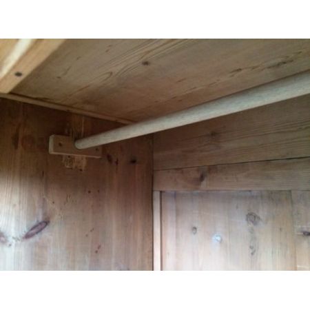 Antiker englischer Kiefern Kleiderschrank Weichholz 1920