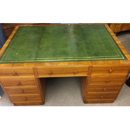 Antiker britischer Art Deco Nussbaum Schreibtisch ca 1920