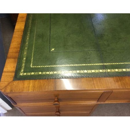 Antiker britischer Art Deco Nussbaum Schreibtisch ca 1920