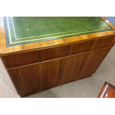 Antiker britischer Art Deco Nussbaum Schreibtisch ca 1920