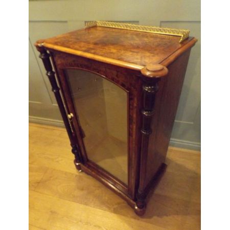 Antike englische Nussbaum Vitrine ca 1860