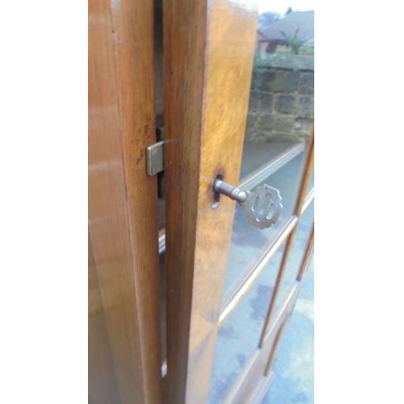 Antiker Nussbaum Bücherschrank britisch ca 1910