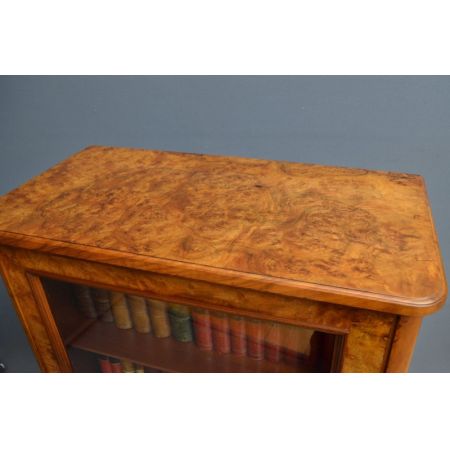 Viktorianischer Nussbaum Bücherschrank antik britisch ca 1870