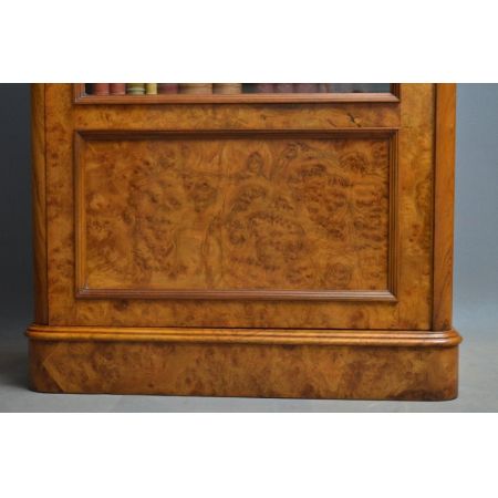 Viktorianischer Nussbaum Bücherschrank antik britisch ca 1870