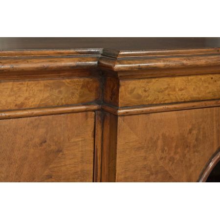 Antiker britischer Nussbaum Bücherschrank Breakfront ca 1900