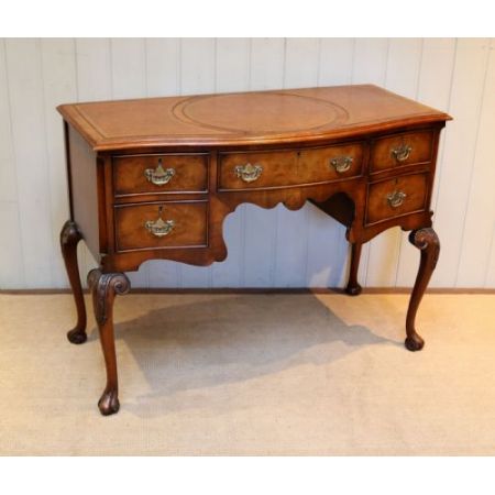 Antiker britischer Nussbaum Schreibtisch ca 1920