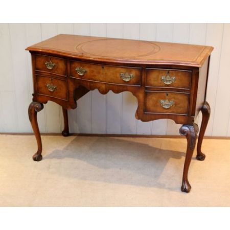 Antiker britischer Nussbaum Schreibtisch ca 1920