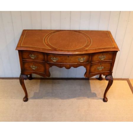 Antiker britischer Nussbaum Schreibtisch ca 1920