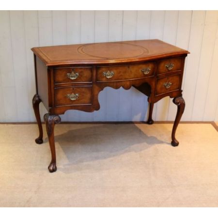 Antiker britischer Nussbaum Schreibtisch ca 1920