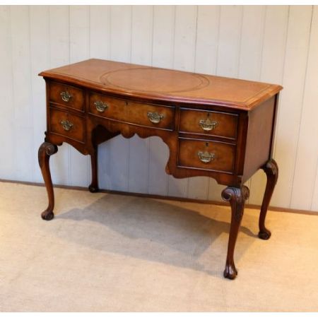 Antiker britischer Nussbaum Schreibtisch ca 1920