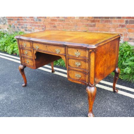 Antiker britischer Nussbaum Schreibtisch ca 1920