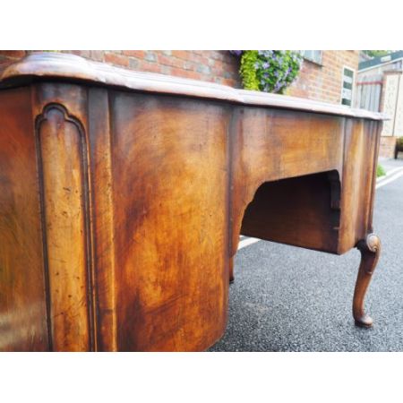 Antiker britischer Nussbaum Schreibtisch ca 1920