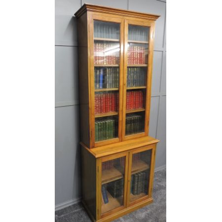 Antiker britischer Nussbaum Bücherschrank Vitrine ca 1920