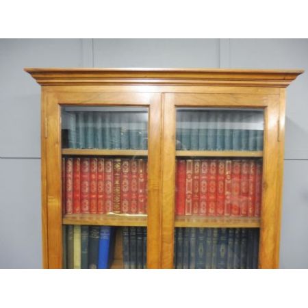 Antiker britischer Nussbaum Bücherschrank Vitrine ca 1920