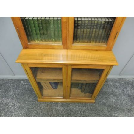 Antiker britischer Nussbaum Bücherschrank Vitrine ca 1920
