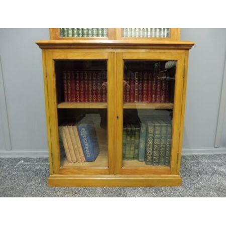 Antiker britischer Nussbaum Bücherschrank Vitrine ca 1920