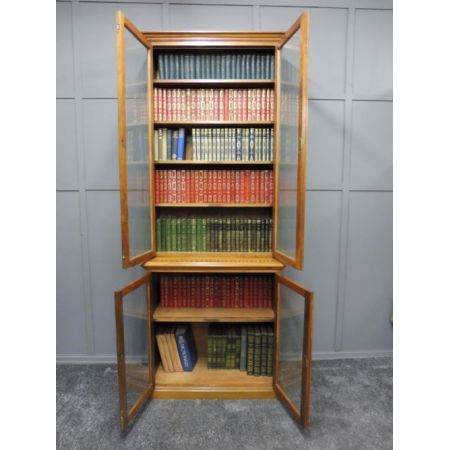 Antiker britischer Nussbaum Bücherschrank Vitrine ca 1920