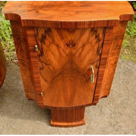 Antike Art Deco Nussbaum Beistelltische Nachtschränke britisch ca 1930