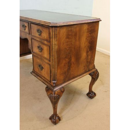 Antiker britischer Nussbaum Schreibtisch ca 1920