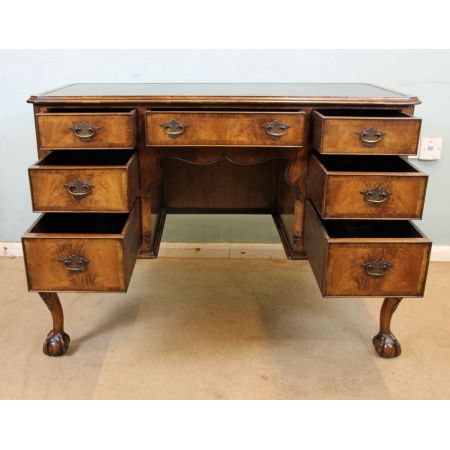 Antiker britischer Nussbaum Schreibtisch ca 1920